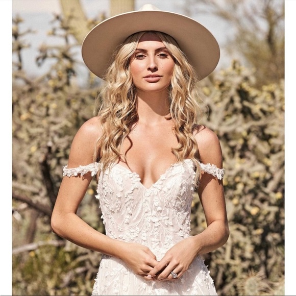 Lilian West Bohemian Off-The-Shoulder A-Line Wedding Gown with Lace Size 14 - Picture 5 of 11